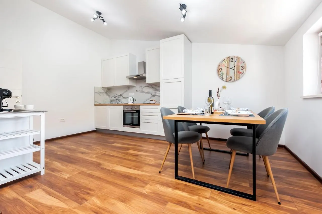 Apartments E&M Pula 0*,