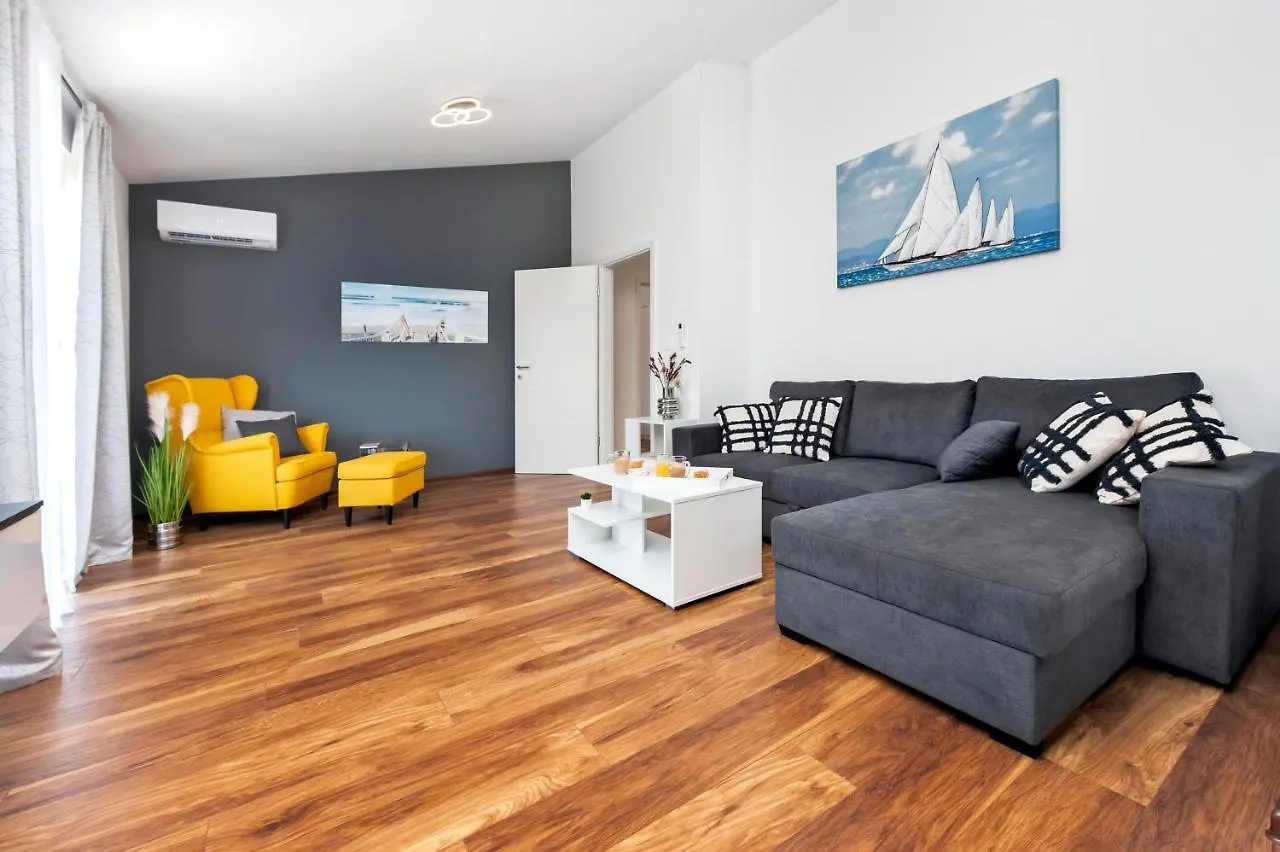 Apartments E&M Pula 0*,