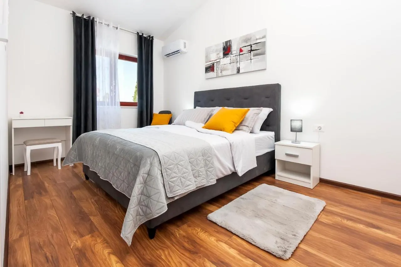 Apartments E&M Pula 0*,  Croatia